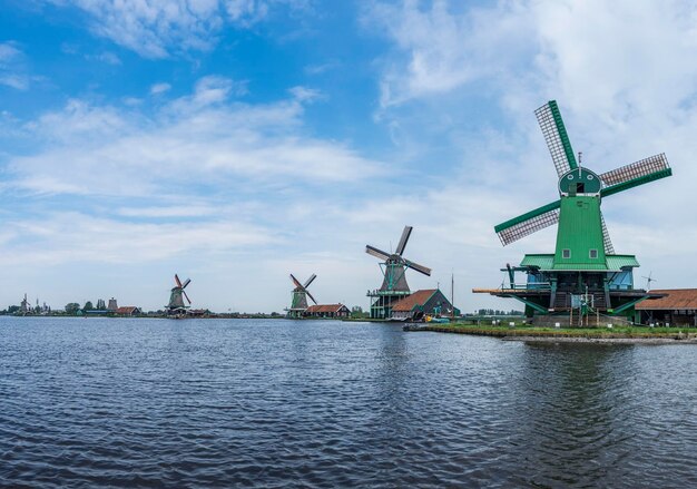 Moulin à vent traditionnel contre le ciel