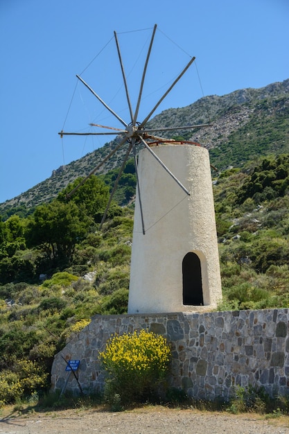 Photo moulin à vent traditionnel sur la montagne contre le ciel