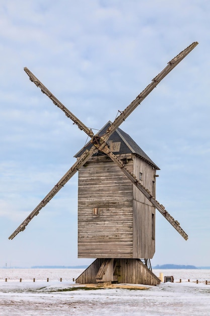 Moulin à vent traditionnel par la mer contre le ciel