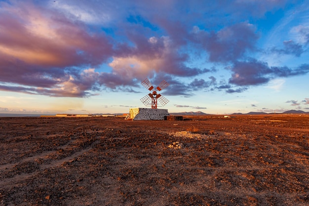 Moulin à vent traditionnel à Puerto Lajas, Fuerteventura, Îles Canaries