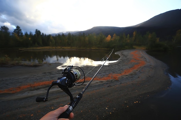 Moulinet dans la nature de pêche à la main, fond abstrait, homme de vacances passe-temps