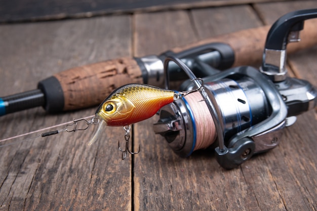 Moulinet de pêche et leurres de pêche sur table en bois