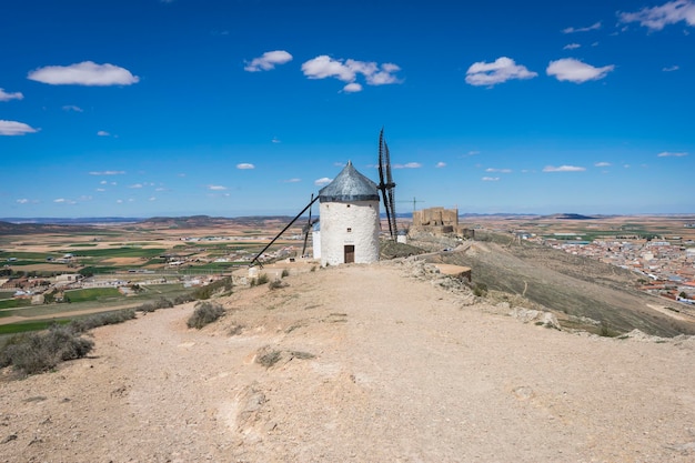 moulins à céréales mythique Castille en Espagne, Don Quichotte, paysage castillan à l'architecture très ancienne