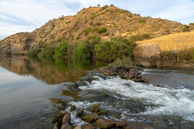 Photo moulins d'eau de la guadiana à mertola où vous pouvez voir une petite cascade due au courant