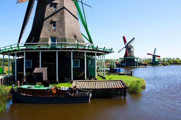 Moulins en Hollande, point de repère traditionnel et direct du pays