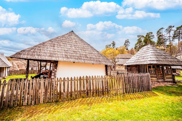 Moulins à vent de l'ancienne maison d'Astra Musée Sibiu Maisons rustiques traditionnelles dans le complexe d'Astra Découvrez la Roumanie Ancienne ferme traditionnelle maison rustique et dépendances