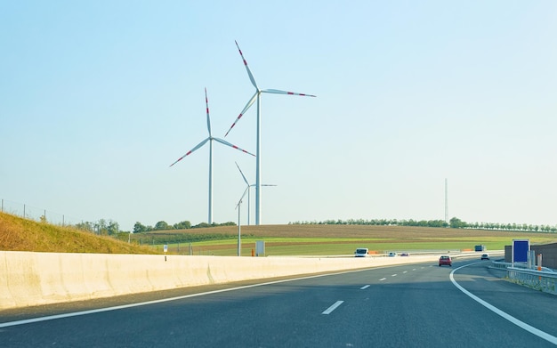 Moulins à vent et autoroute de la Moravie du Sud, République tchèque.