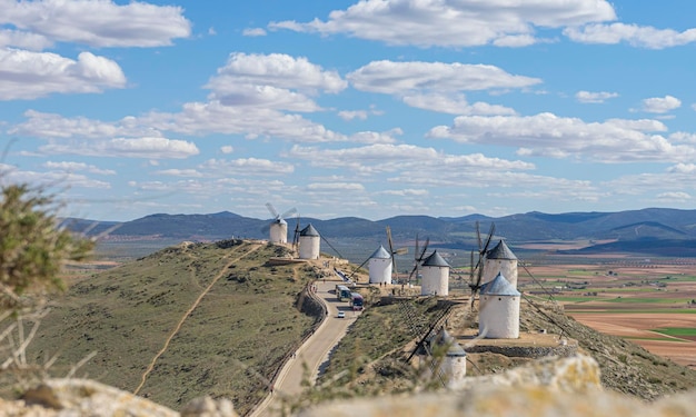 Moulins à vent blancs pour moudre le blé. Ville de Consuegra dans la province de Tolède, Espagne