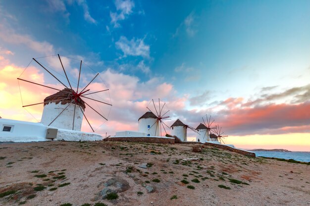 Moulins à vent blancs traditionnels au lever du soleil, Mykonos, Grèce