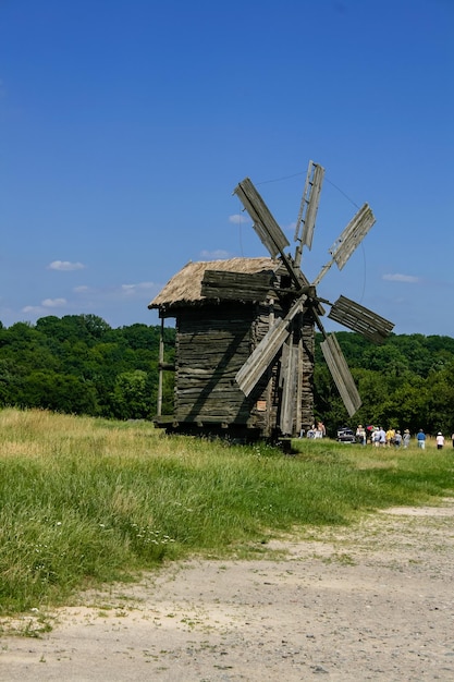 Moulins à vent en bois dans le village