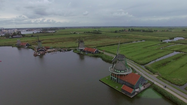 Photo moulins à vent et champs dans la vue aérienne du village néerlandais