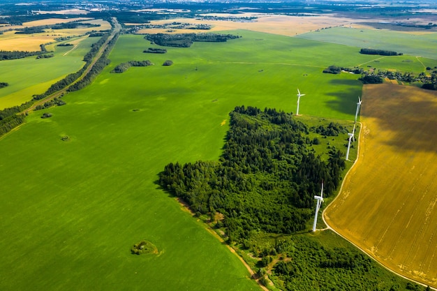 Moulins à vent sur fond de forêts et de champs