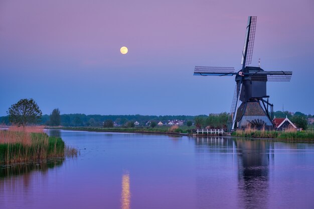 Moulins à vent à kinderdijk en Hollande Pays-Bas