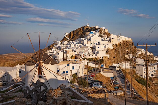 Photo des moulins à vent près de l'entrée de la chora de serifos, en grèce