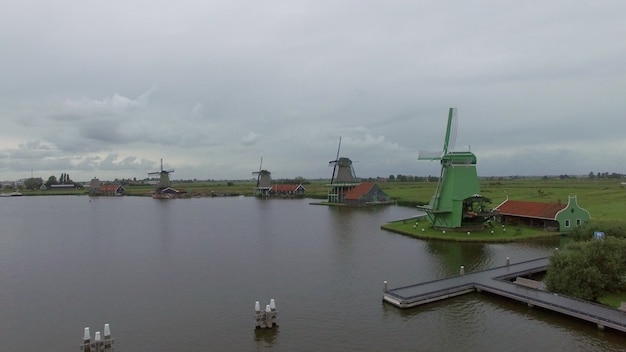 Photo moulins à vent de riverside et vue aérienne de champ vert