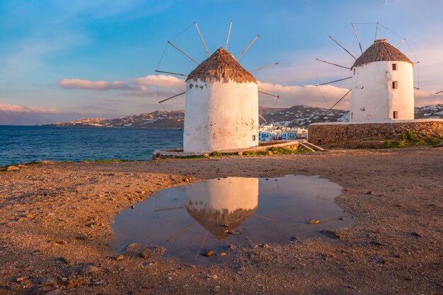 Moulins à vent traditionnels au lever du soleil, Santorin, Grèce