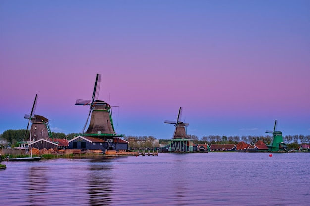 Des moulins à vent à Zaanse Schans en Hollande au crépuscule au coucher du soleil Zaa