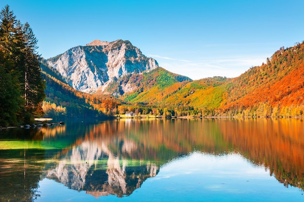 Mountains avec reflets sur le lac dans les Alpes, en Autriche. Lac Vorderer Langbathsee. Beau paysage d'automne