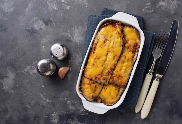 Moussaka grecque traditionnelle avec aubergine