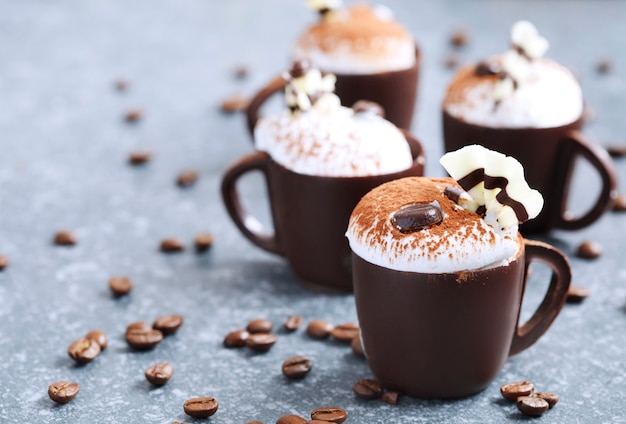 Photo mousse au café avec crème fouettée dans une tasse de chocolat, fond