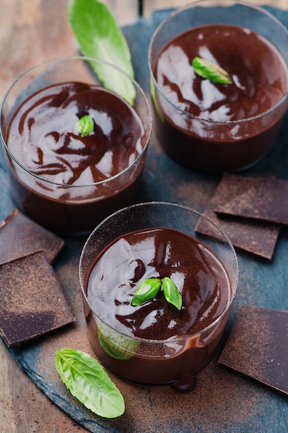 Mousse au chocolat au basilic