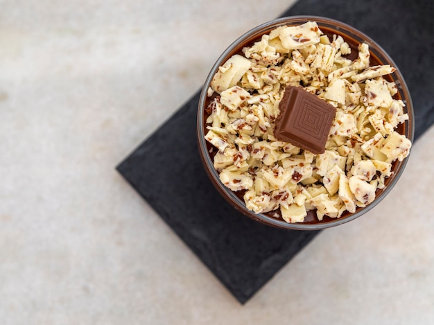 Mousse au chocolat au lait avec copeaux de chocolat.