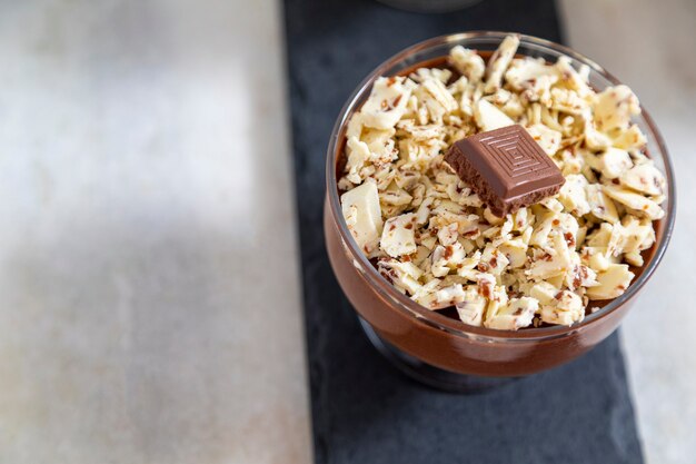 Mousse au chocolat au lait avec copeaux de chocolat.