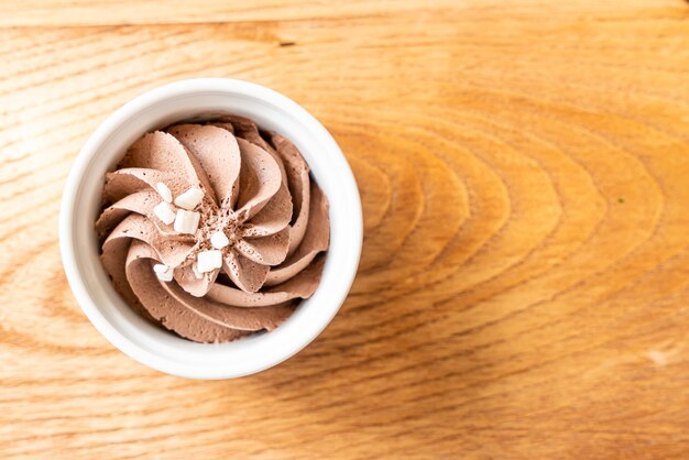 mousse au chocolat dans un bol