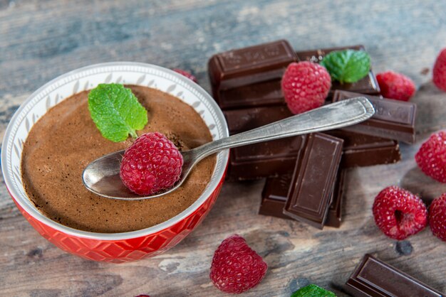 Mousse au chocolat maison aux framboises fraîches