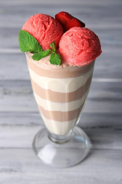 Mousse au chocolat savoureuse avec sorbet sur table en bois