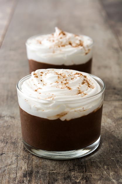 Mousse au chocolat sur une table en bois