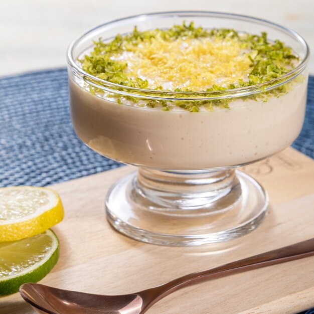 Mousse Au Citron Dans Un Bol En Cristal Avec Des Zestes De Citron.