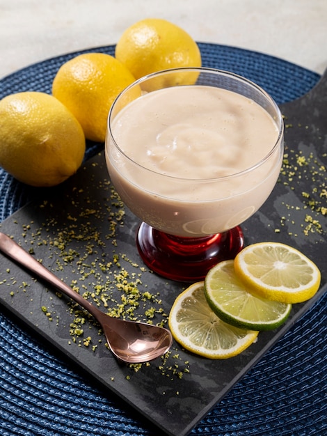 Mousse au citron dans un bol en verre.