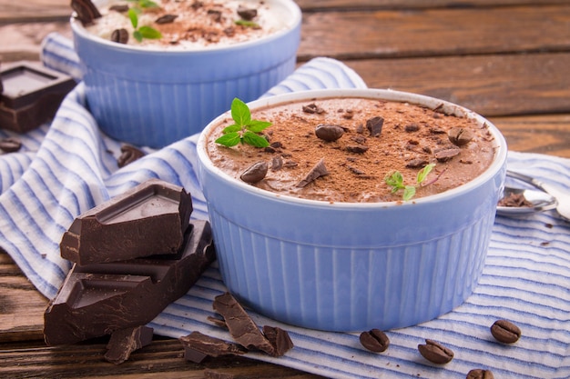 Mousse au fromage à la menthe et à la cannelle sur fond de bois