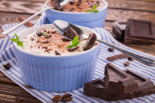 Mousse au fromage à la menthe et à la cannelle sur table en bois. désert