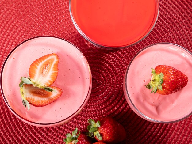 Mousse aux fraises savoureuse en verre avec fraise sur le dessus.