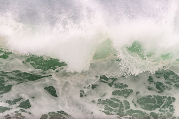 Mousse blanche d'une vague à la plage de Leblon à Rio de Janeiro