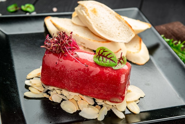 Mousse de foie avec sauce aux canneberges sur fond sombre