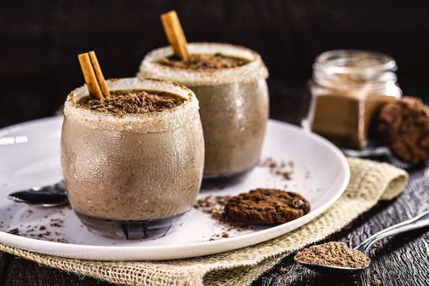 Mousse glacée au chocolat, dessert typique d'été, chocolat froid maison aux copeaux