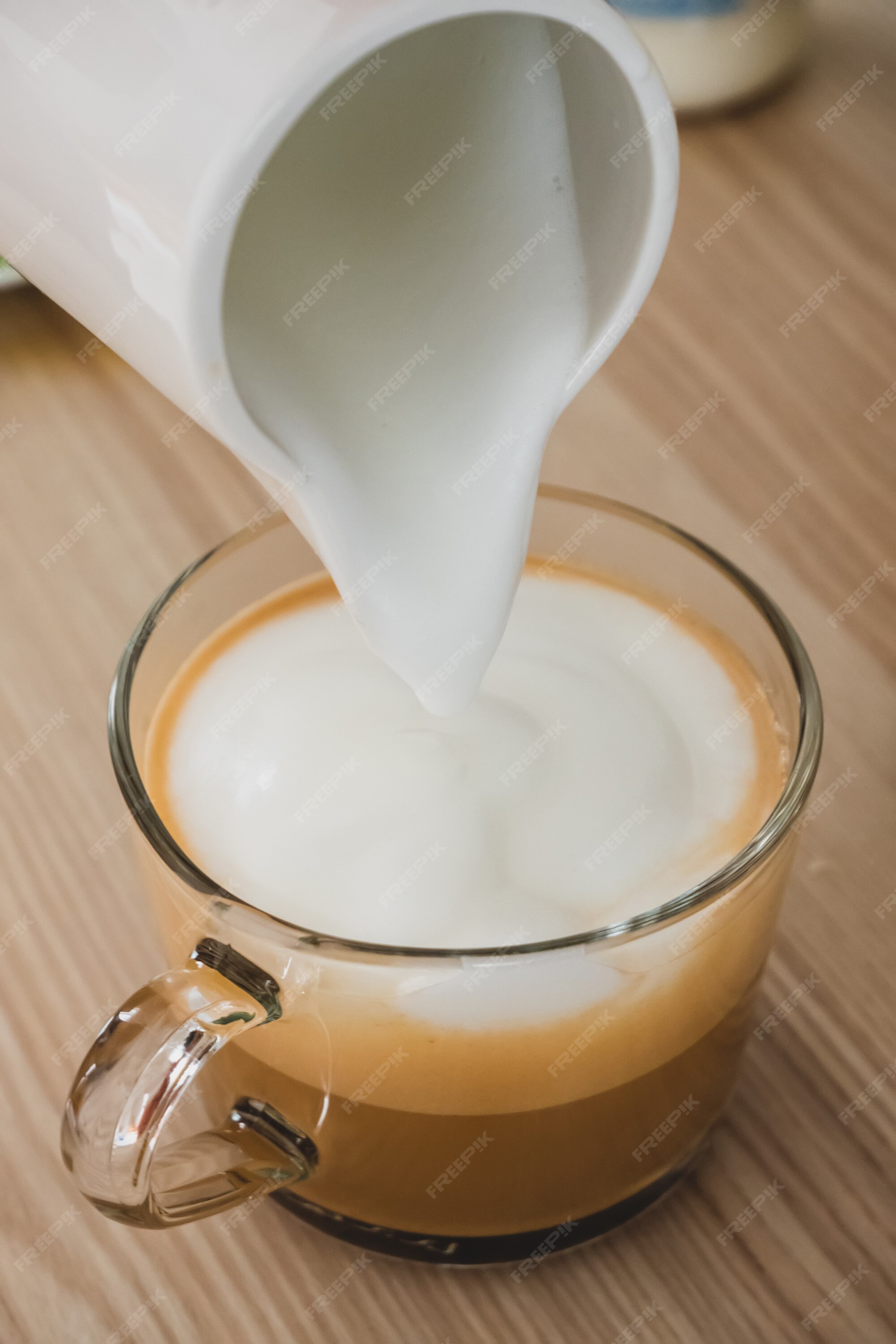 La Mousse De Lait Coule Dans Le Café.