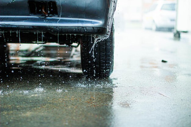 la mousse de lavage de voiture coule le long du corps