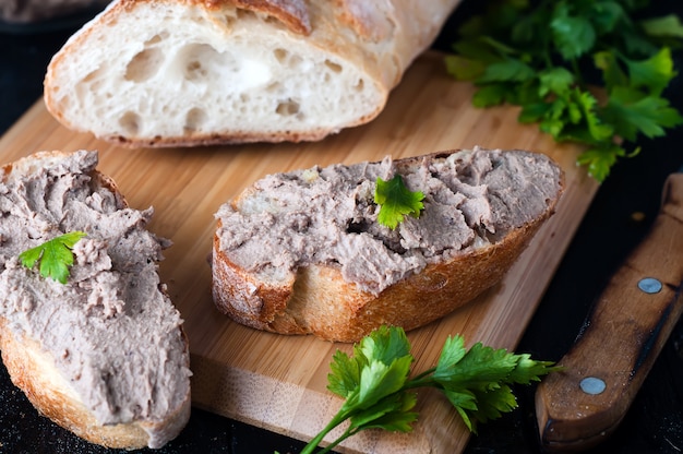 mousse, pate dans un pot avec de la baguette et du persil