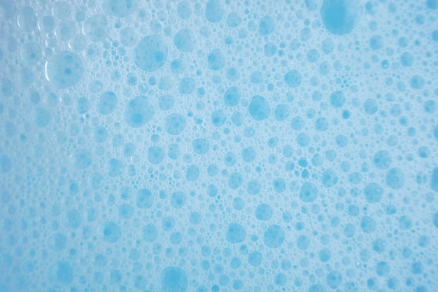 Mousse de savon bleu avec des bulles