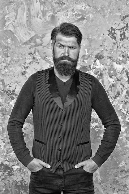 Moustache longue en pleine croissance Style de moustache Hipster bien soigné Concept de salon de coiffure Industrie de la beauté Soins des cheveux du visage Homme mûr hipster barbu avec une longue barbe et moustache Moustache stylisée