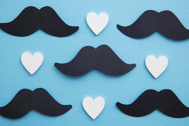 Moustache noire avec coeurs d'amour fête des pères ou concept de santé pour hommes