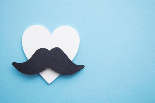 Moustache noire avec coeurs d'amour fête des pères ou concept de santé pour hommes