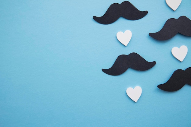 Moustache noire avec coeurs d'amour fête des pères ou concept de santé pour hommes