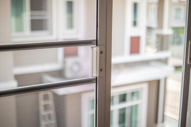 Moustiquaire grillagée sur la protection des fenêtres de la maison contre les insectes