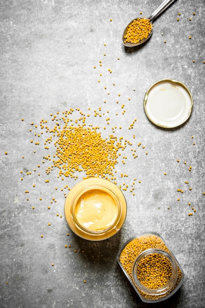 Photo moutarde fraîche aux graines.