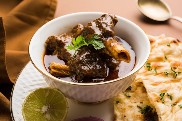 Mouton OU Gosht Masala OU agneau indien rogan josh avec un peu d'assaisonnement, servi avec Naan ou Roti, mise au point sélective